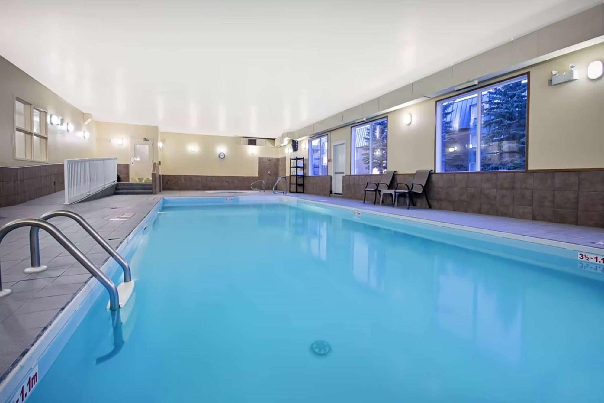 Ramada By Wyndham Prince Albert Exterior foto