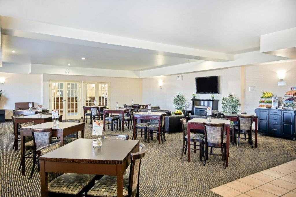 Ramada By Wyndham Prince Albert Exterior foto