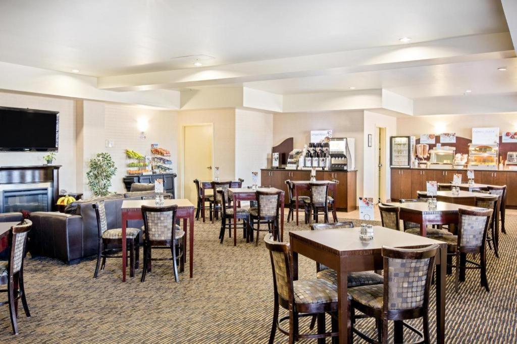 Ramada By Wyndham Prince Albert Exterior foto